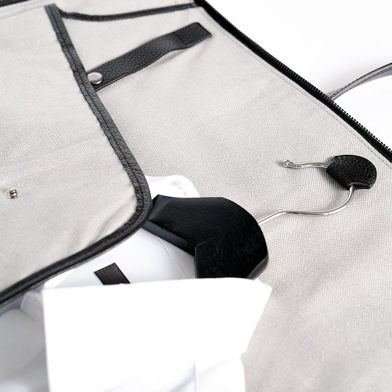 Smart Suit Bag - Anzugtasche aus Rindsleder/Veloursleder Kombination in Schwarz von BGENTS Innenansicht mit Hemd am Bügel