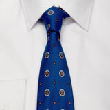 Blaue Krawatte aus Shantung-Seide mit Blüten-Muster von BGENTS gebunden am Hemd