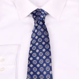 Seiden-Jacquard Krawatte in Blau mit floralem Muster von BGENTS am Hemd gebunden