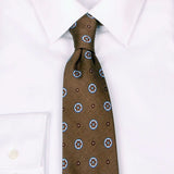 Braune Krawatte aus Shantung-Seide mit Blüten-Muster von BGENTS am Hemd gebunden