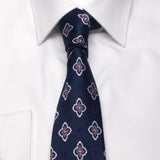 Marineblaue Seiden-Jacquard Krawatte mit Blüten-Muster von BGENTS am Hemd gebunden