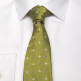 Hellgrüne Seiden-Jacquard Krawatte mit Blüten-Muster von BGENTS am Hemd gebunden