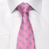 Rosa Seiden-Jacquard Krawatte mit hellblauem Blüten-Muster von BGENTS am Hemd gebunden