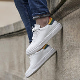  Weißer Pride Sneaker mit Regenbogen Farben an der Fersenkappe von BGENTS am Fuß