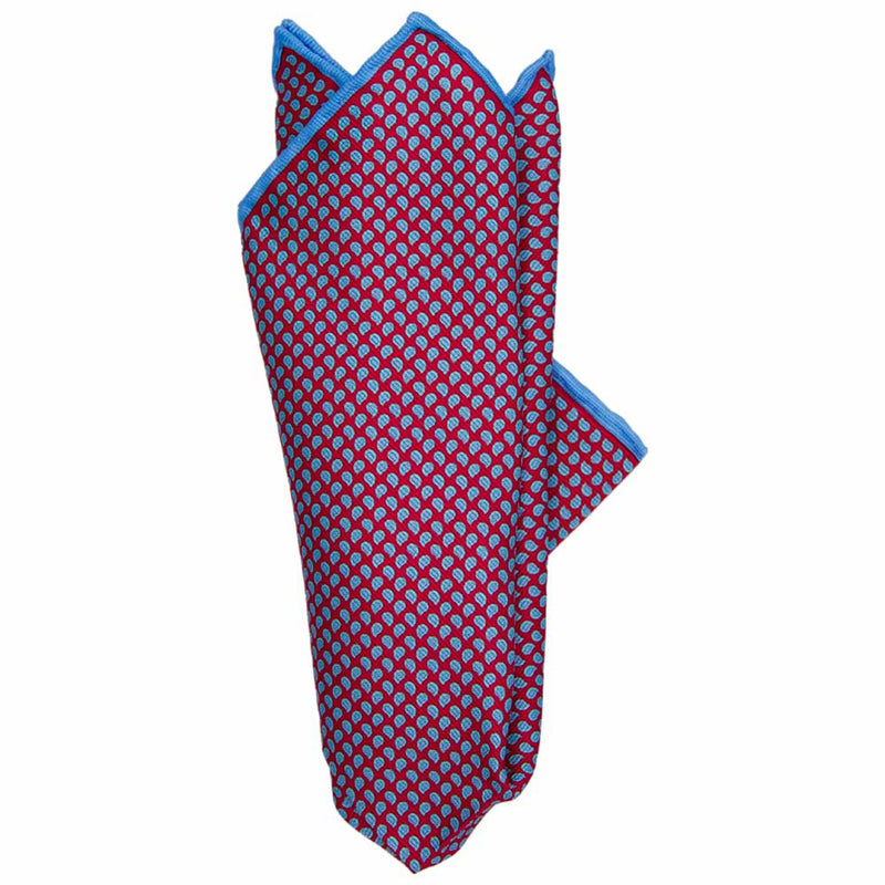 Handrolliertes Mogador-Einstecktuch in Rot mit mini Paisley-Muster von BGENTS gefaltet