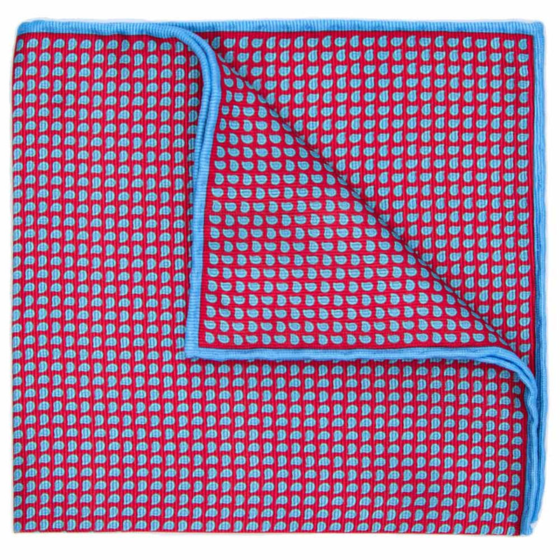Handrolliertes Mogador-Einstecktuch in Rot mit mini Paisley-Muster von BGENTS gelegt