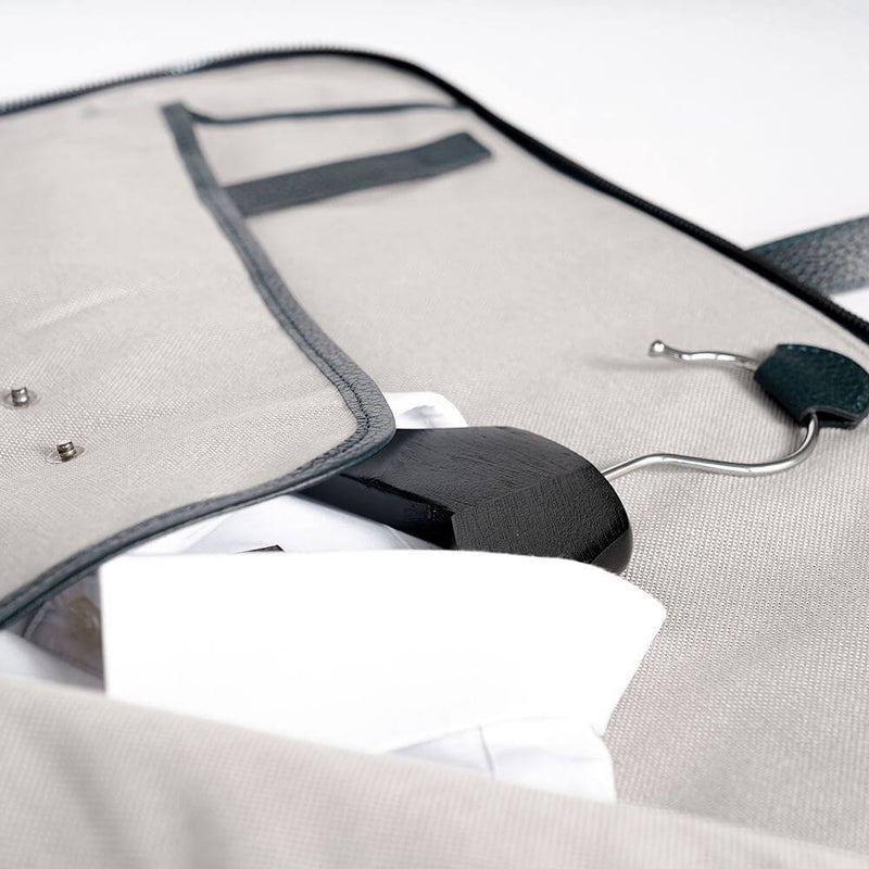 Smart Suit Bag - Anzugtasche aus Rindsleder/Veloursleder Kombination in Dunkelblau von BGENTS Innenansicht mit Hemd am Bügel