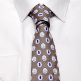 Panama-Krawatte in Beige mit Paisley- und Blüten-Muster von BGENTS am Hemd gebunden