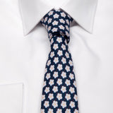 Dunkelblaue Panama-Krawatte mit Blüten-Muster von BGENTS am Hemd gebunden