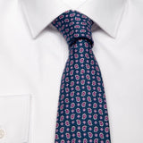 Dunkelblaue Panama-Krawatte mit Paisley-Muster von BGENTS am Hemd gebunden