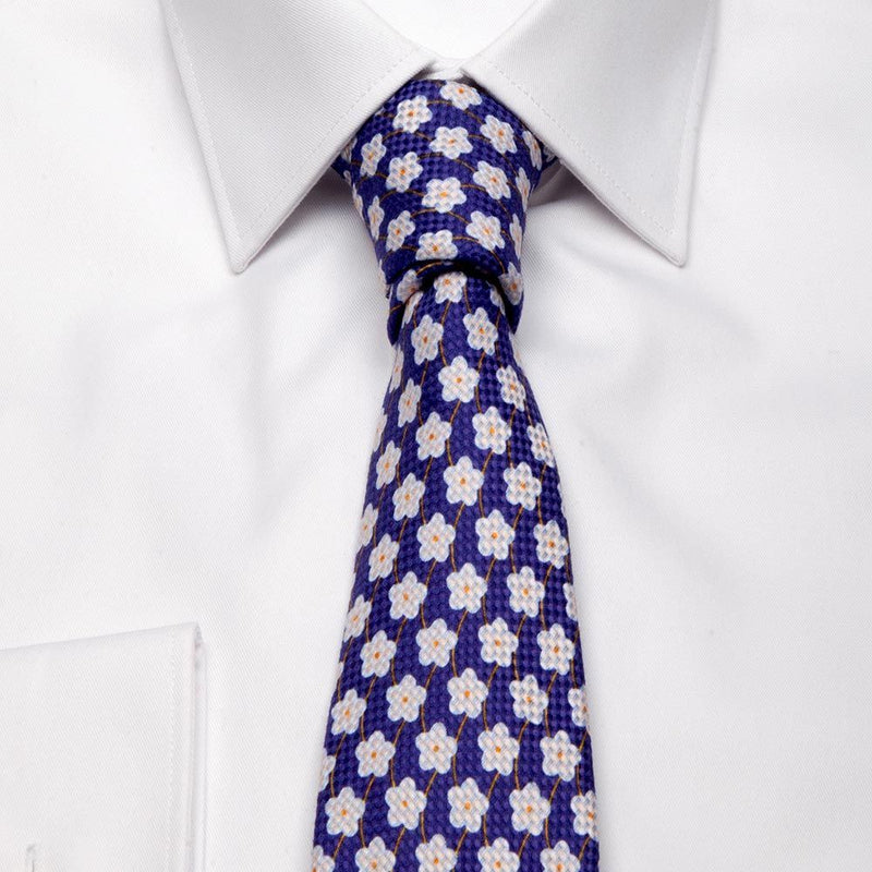 Lila Panama-Krawatte mit Blüten-Muster von BGENTS am Hemd gebunden