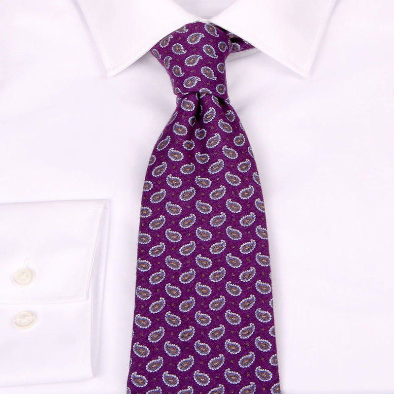 Lila Baumwoll-Krawatte mit Paisley-Muster gebunden am Hemd