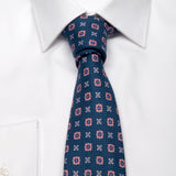 Dunkelblaue Panama-Krawatte mit geometrischem Muster von BGENTS am Hemd gebunden