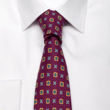 Panama-Krawatte in Raspberry mit geometrischem Muster von BGENTS am Hemd gebunden