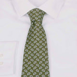 Grüne Baumwoll-Krawatte mit Paisley-Muster gebunden am Hemd