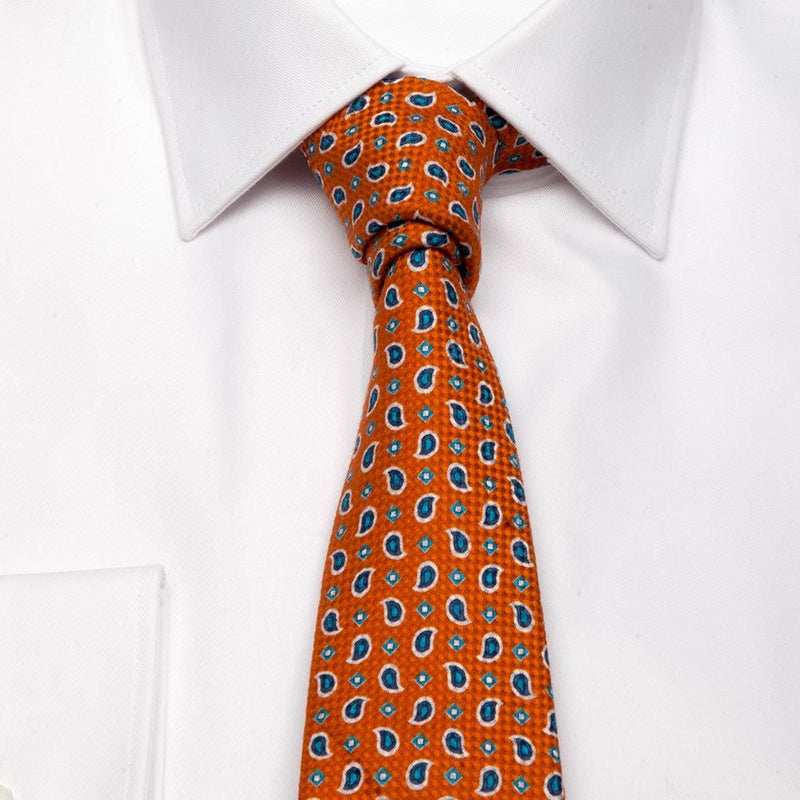 Panama-Krawatte in Orange mit Paisley-Muster von BGENTS am Hemd gebunden