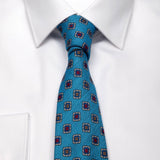 Hellblaue Krawatte aus Baumwoll-/Leinen-Gemisch mit geometrischem Muster von BGENTS am Hemd gebunden