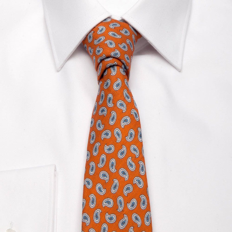 Krawatte aus Baumwoll-/Leinen-Gemisch in Orange mit Paisley-Muster von BGENTS gebunden am Hemd