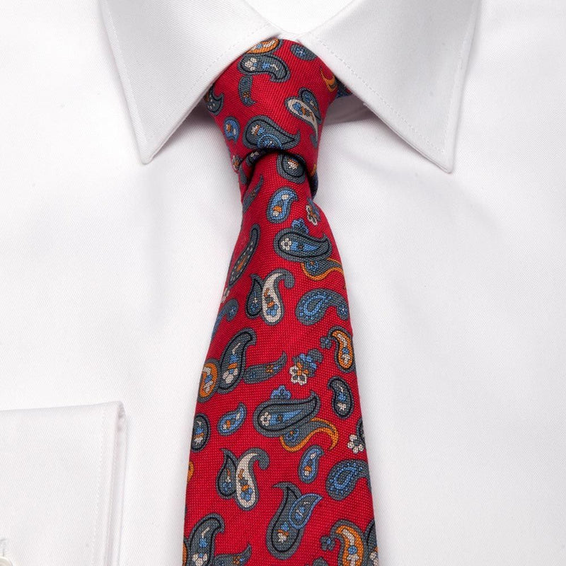 Krawatte aus Baumwoll-/Leinen-Gemisch in Rot mit Paisley-Muster von BGENTS am Hemd gebunden