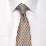 Mogador-Krawatte in Beige mit Blüten-Muster von BGENTS am Hemd gebunden