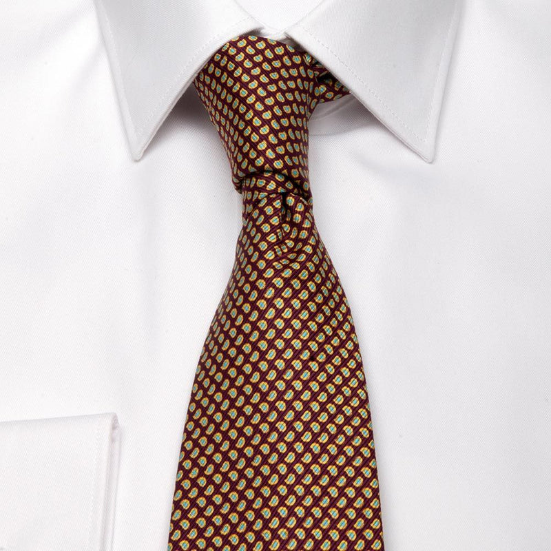 Mogador-Krawatte in Bordeaux mit Paisley-Muster von BGENTS am Hemd gebunden