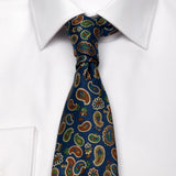 Dunkelblaue Mogador-Krawatte mit Paisley-Muster von BGENTS am Hemd gebunden