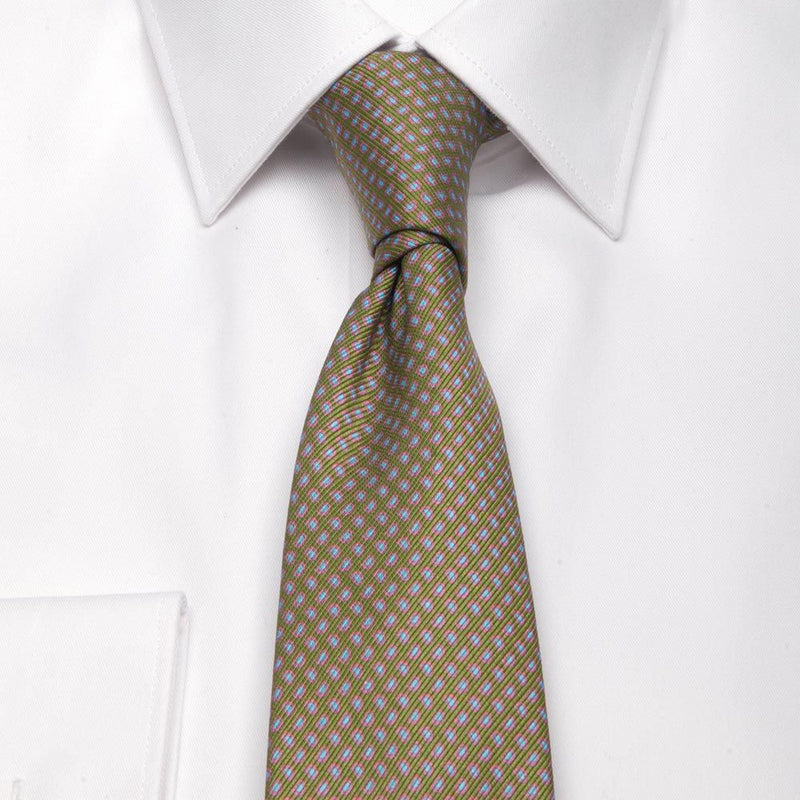 Mogador-Krawatte in Grün mit Paisley-Muster von BGENTS am Hemd gebunden