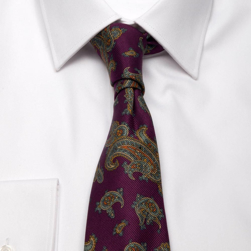 Lila Mogador-Krawatte mit Paisley-Muster von BGENTS am Hemd gebunden