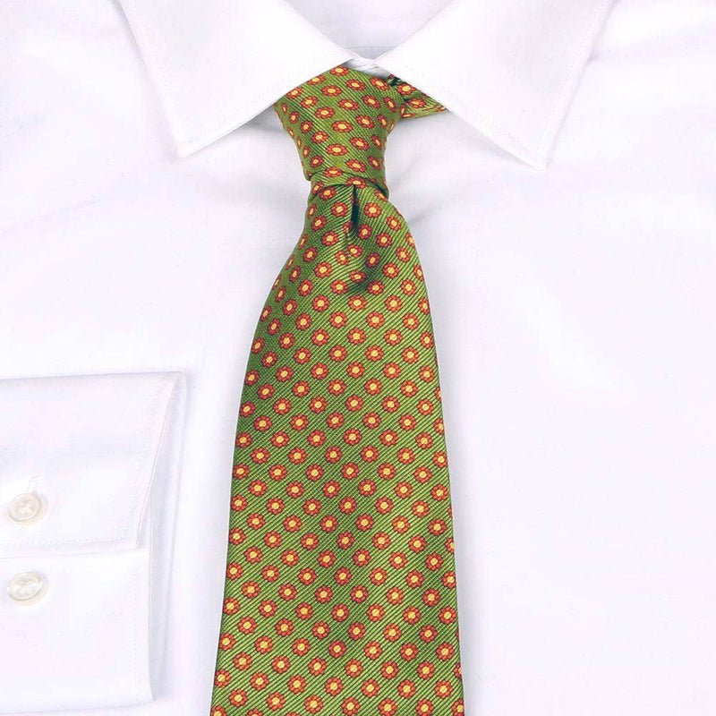 Mogador-Krawatte in Olive mit Blüten-Muster von BGENTS am Hemd gebunden