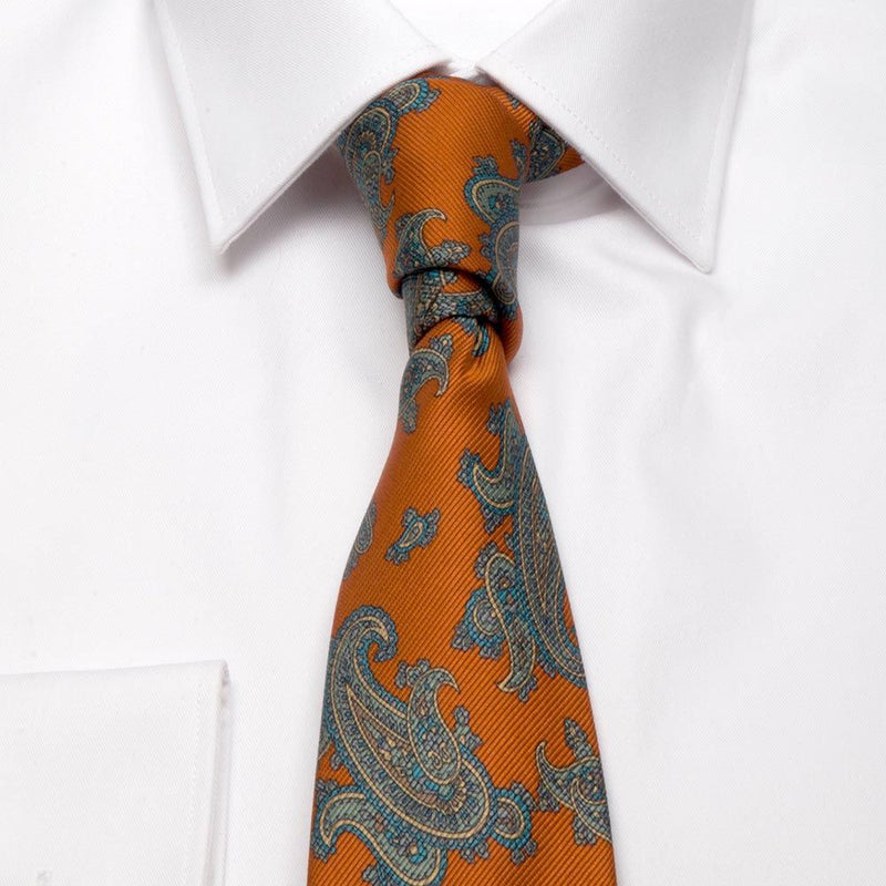 Mogador-Krawatte in Orange mit Paisley-Muster von BGENTS am Hemd gebunden