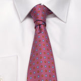 Mogador-Krawatte in Raspberry mit Blüten-Muster von BGENTS am Hemd gebunden