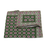 Handrolliertes Giro Inlgese-Einstecktuch in Grün mit Blüten-Muster von BGENTS gelegt