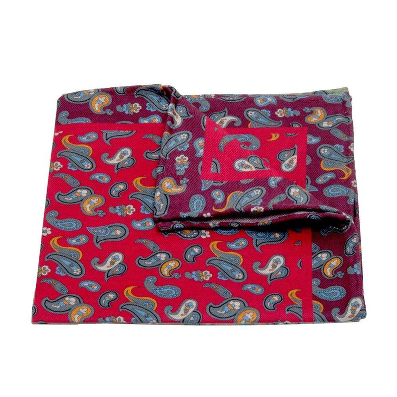 Handrolliertes Einstecktuch aus Baumwoll-/Leinen-Gemisch in Rot mit Paisley-Muster von BGENTS gelegt