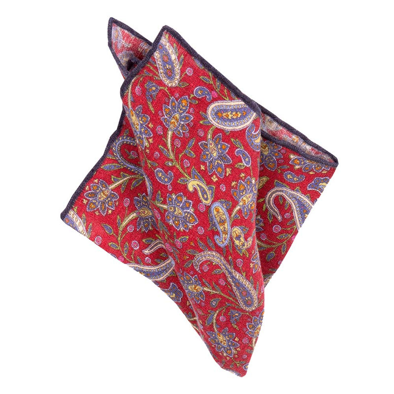 Handrolliertes Leineneinstecktuch in Rot mit Paisley-Muster von BGENTS gefaltet