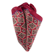 Handrolliertes Einstecktuch aus Seiden-Twill in Rot mit geometrischem Muster von BGENTS gefaltet