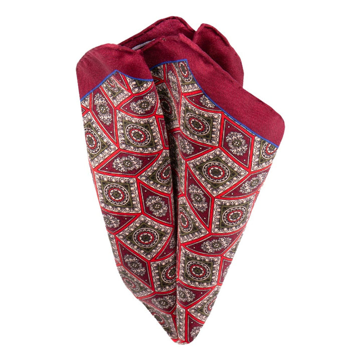 Handrolliertes Einstecktuch aus Seiden-Twill in Rot mit geometrischem Muster von BGENTS gefaltet