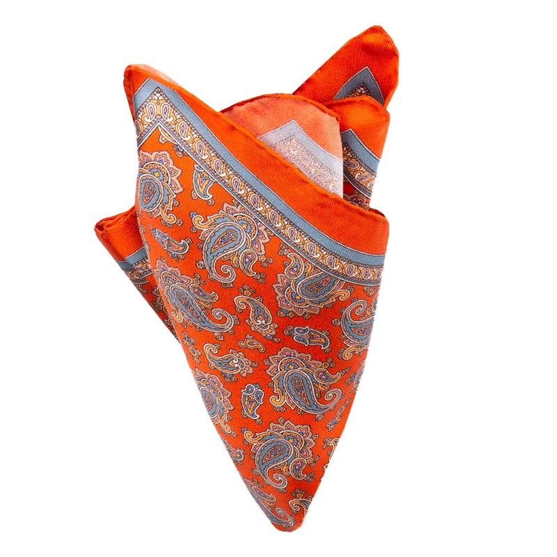 Handrolliertes Einstecktuch aus Seiden-Twill in Orange mit Paisley-Muster von BGENTS gefaltet