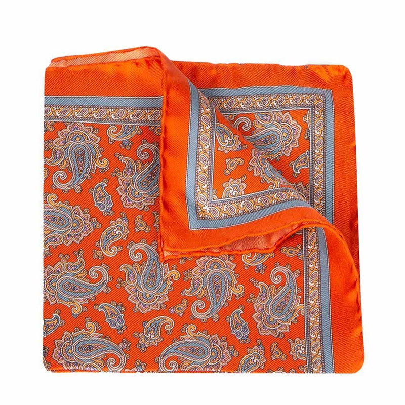 Handrolliertes Einstecktuch aus Seiden-Twill in Orange mit Paisley-Muster von BGENTS gelegt