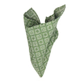 Gewebtes, handrolliertes Einstecktuch aus Seiden-/Baumwoll-Gemisch mit geometrischem Muster in Grün von BGENTS gefaltet