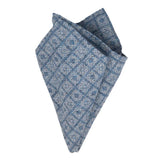 Gewebtes, handrolliertes Einstecktuch aus Seiden-/Baumwoll-Gemisch mit geometrischem Muster in Hellblau von BGENTS gefaltet