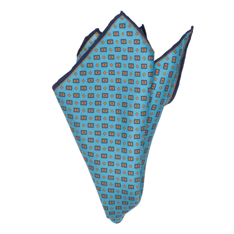Handrolliertes Einstecktuch aus Seiden-Twill in Hellblau mit geometrischem Muster von BGENTS gefaltet