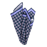 Handrolliertes Einstecktuch aus Seide in Dunkelbalu mit grafischem Blüten-Muster von BGENTS gefaltet