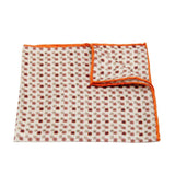 Handrolliertes Einstecktuch aus Seiden-Twill in Orange mit Blüten-Muster von BGENTS gelegt