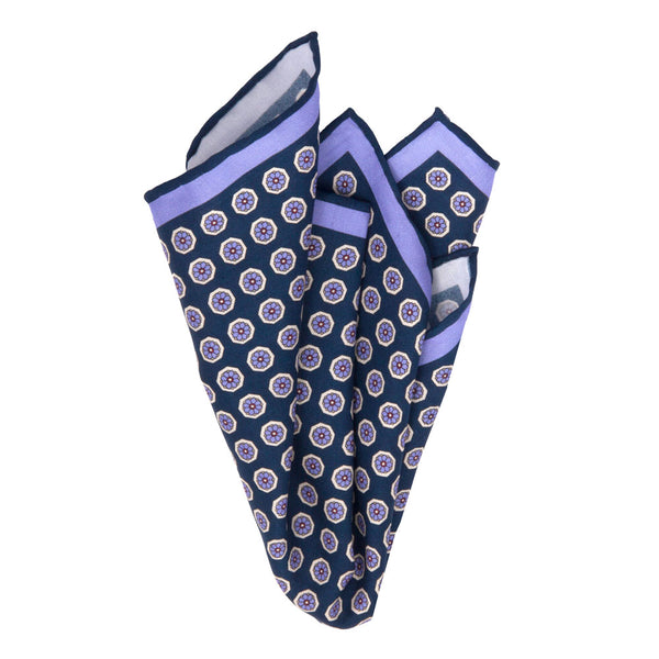 Handrolliertes Einstecktuch aus Seide mit grafischem Blüten-Muster von BGENTS