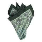 Handrolliertes Einstecktuch aus Seiden-Twill in Grün mit floralem Muster von BGENTS gefaltet