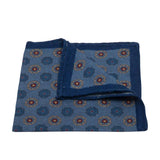 Hellblaue Handrolliertes Einstecktuch aus Wolle-/Seiden-Gemisch mit Blüten-Muster von BGENTS gelegt
