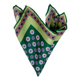 Handrolliertes Einstecktuch aus Seiden-Twill in Grün mit Blüten-Muster in Hellblau von BGENTS gefaltet