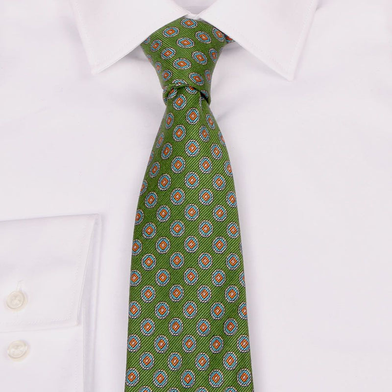 Grüne Mogador-Krawatte mit Kreisen von BGENTS am Hemd gebunden