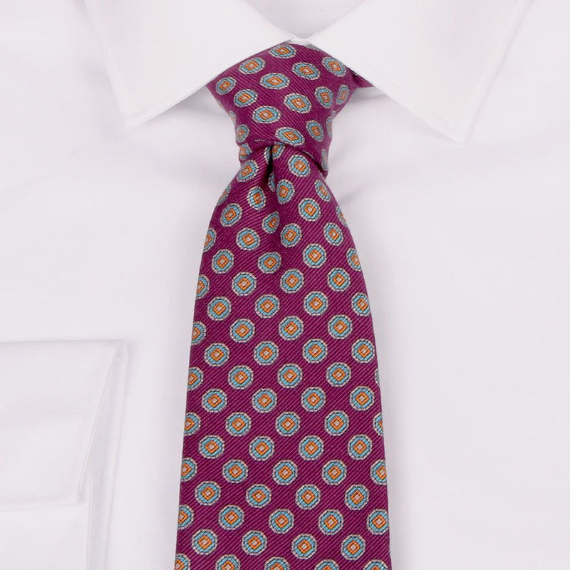 Mogador-Krawatte in Pflaume mit Kreisen von BGENTS am Hemd gebunden