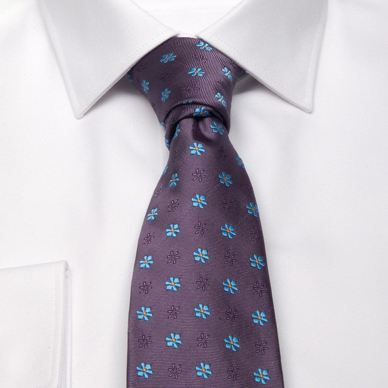 Seiden-Jacquard Krawatte in Aubergine mit hellblauem Blüten-Muster von BGENTS am Hemd gebunden